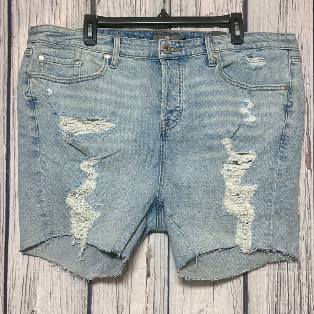 NWT Torrid Womens Plus Size 16 High Rise Distressed Denim Shorts Light Wash Blue